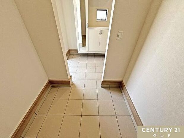 コの字型の大型シューズボックスに加え、便利なシューズクロークも完備。ご家族全員の靴はもちろん、アウトドア用品や防災グッズなどもたっぷり収納できます。