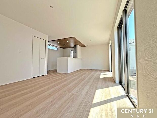 【LDK18帖】南西向きの大きな窓からたっぷりと陽光が降り注ぐ、18帖の広々としたLDK。ご家族みんなでゆったりとくつろげる大空間です。