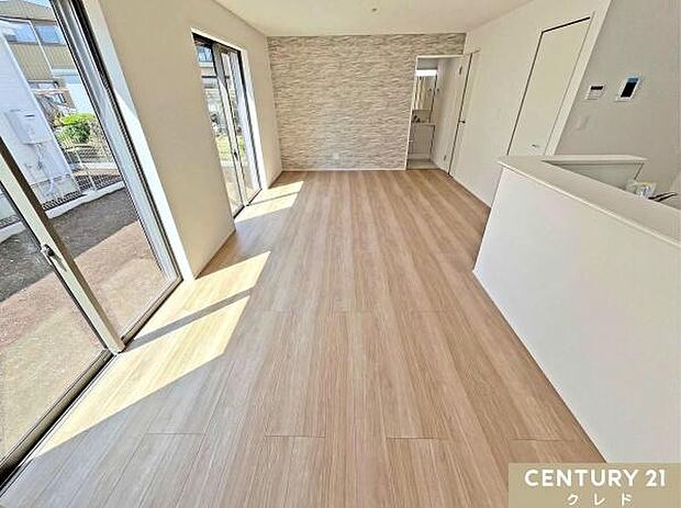 【LDK18帖】石目調のアクセントクロスと木目調の折り下げ天井が目を惹く、デザイン性の高い18帖のLDK。まるでカフェのようなおしゃれな空間で、お好みの家具選びも楽しくなります。