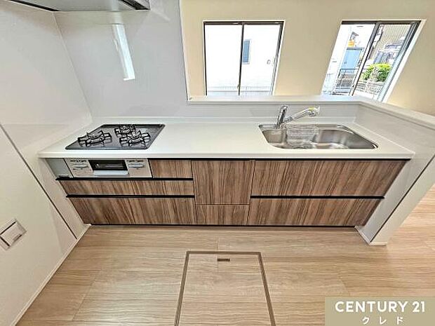 リビングで遊ぶお子さまを見守りながら調理ができる、安心の対面式キッチン。清潔感あふれる空間で、毎日の家事も楽しくなりそうです。