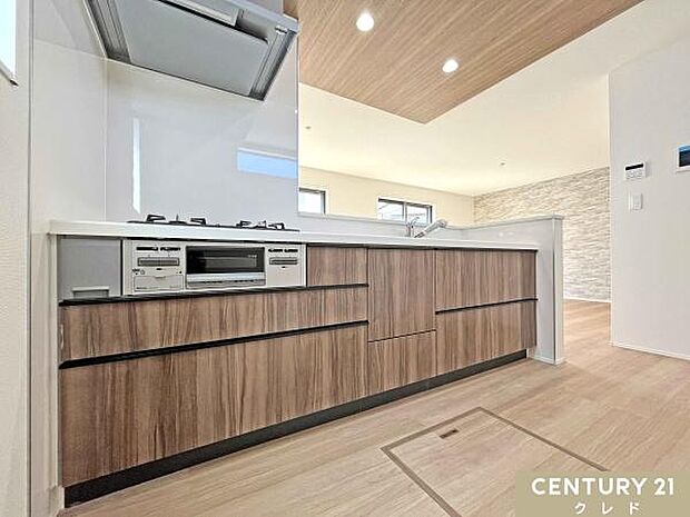 キッチンは大人2人が並んでもゆとりのある広さで、毎日の家事の時間も快適に。お子さまの「やってみたい！」にも、笑顔で応えたくなる空間です。