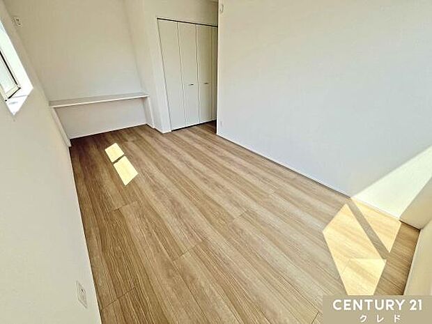 【洋室8.25帖】便利な造作カウンターとクローゼットを備えた8.25帖の洋室。収納力も高く、お部屋をすっきりと広く使える機能性の高さが魅力のお部屋です。