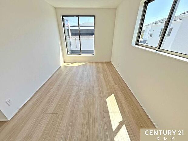 【洋室8.25帖】8.25帖のゆとりある洋室は、主寝室にぴったり。たっぷりの陽光が差し込む明るく開放的な空間です。