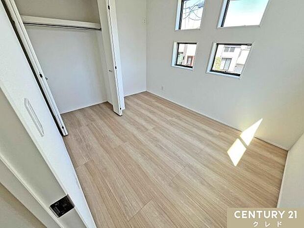 【洋室5.34帖】壁面に並んだ4つの小窓がアクセントになり、デザイン性の高いおしゃれな空間を演出。白と木目調のナチュラルな内装で、リラックスできる落ち着いたお部屋です。