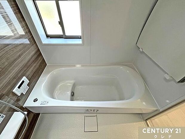 節水もできるベンチタイプの浴槽を採用。お子様とのお風呂の時も安心。ゆったりと半身浴を楽しんだりと、好みの入浴方法を満喫できます。