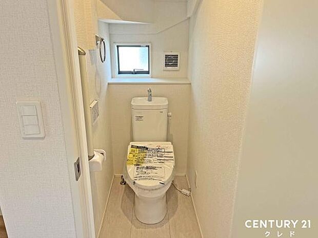 快適性と衛生面を兼ね備えたウォシュレット機能付きトイレ。窓付きで明るく、換気もしやすい空間で、日常的に清潔を保てます。