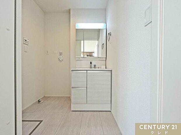 収納豊富な三面鏡化粧台。三面鏡裏や足元の引き出しなど収納スペースが充実しており、小物類もすっきり片付きます。