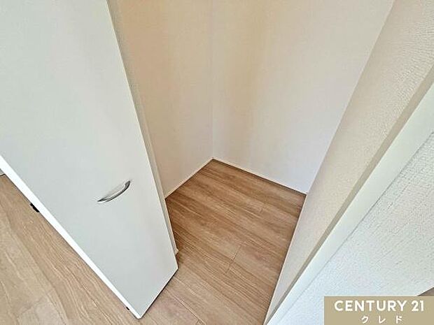 【パントリー】食品のストックや調理家電、日用品などをすっきり片付くパントリー。扉付きで生活感を隠してスッキリとしたキッチンを保てます。