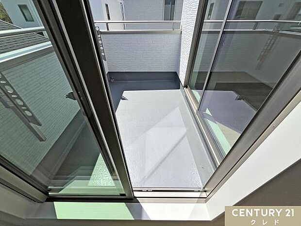 2部屋から出入り可能な南東バルコニー。日中はたっぷりの光が差し込み、お洗濯物も気持ちよく乾かせます。