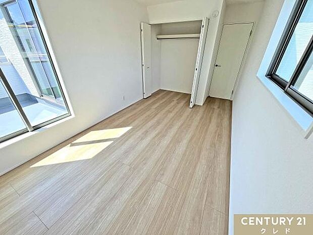 【洋室7.25帖】2面採光で陽光がたっぷりと降り注ぐ、明るく開放的な7.25帖の洋室。大きな窓からはバルコニーへ出入りでき、お布団干しなどもスムーズです。