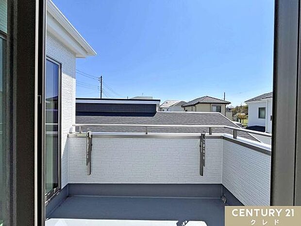 バルコニーからの眺望です。晴れた日には青空が広がり、心地よい風に包まれながら、ゆったりとした時間をお過ごしいただけます。