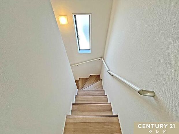 安全性に配慮した手すり付き階段。小さなお子さまやご高齢の方も安全に上り下りできる、ご家族みんなが安心して使えるやさしい設計です。