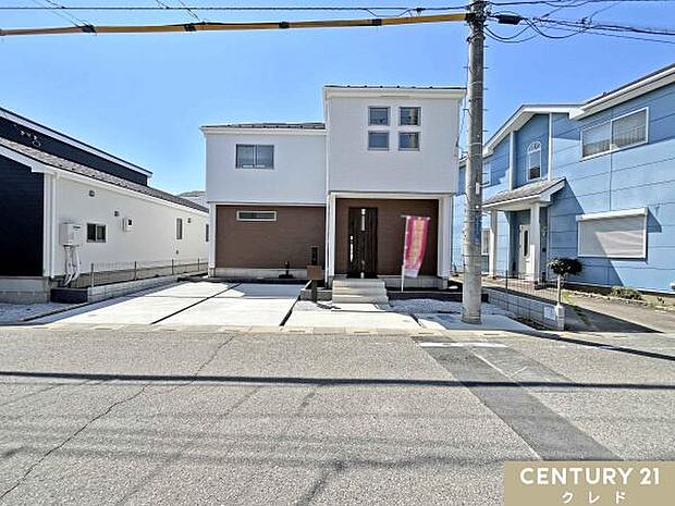 通勤やお子様の送り迎え、お買い物など、ご夫婦でお車をお持ちの方も安心な駐車場並列2台。前面道路は北東6ｍ公道でお車の出し入れもスムーズに行えます。