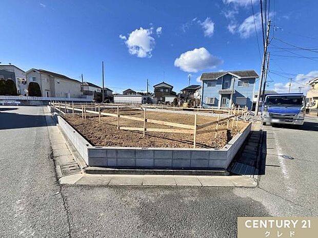 建物の正確な位置や高さを決める、家づくりの基準となる非常に大切な作業を行っています。これから基礎工事へと進んでいきます。