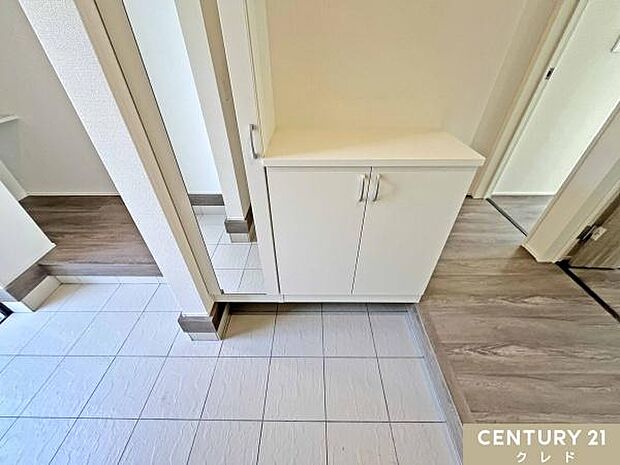 家族みんなの靴をすっきり収納できる、大容量シューズボックス付きの玄関。扉には全身鏡が付いており、お出かけ前のコーディネート確認もバッチリです。