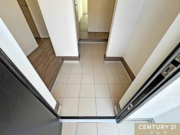 シューズボックスに加え、便利なシューズクロークも完備。ご家族全員の靴はもちろん、アウトドア用品や防災グッズなどもたっぷり収納できます。