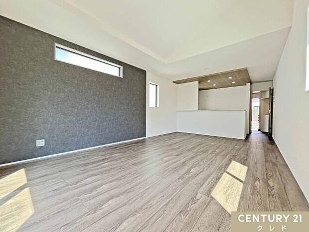 【LDK18帖】ご家族みんなでゆったりくつろげる、広々18帖のLDK！対面式キッチンからはリビング全体が見渡せ、お料理中も会話が弾みます。