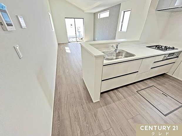 リビングで遊ぶお子さまを見守りながら調理ができる、安心の対面式キッチン。清潔感あふれる空間で、毎日の家事も楽しくなりそうです。