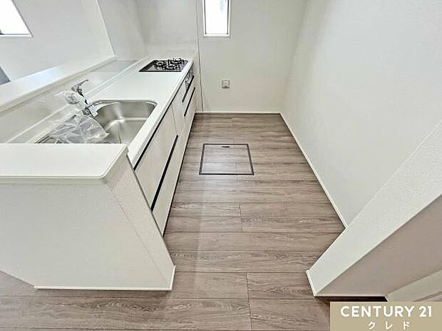 キッチンは大人2人が並んでもゆとりのある広さで、毎日の家事の時間も快適に。お子さまの「やってみたい！」にも、笑顔で応えたくなる空間です。