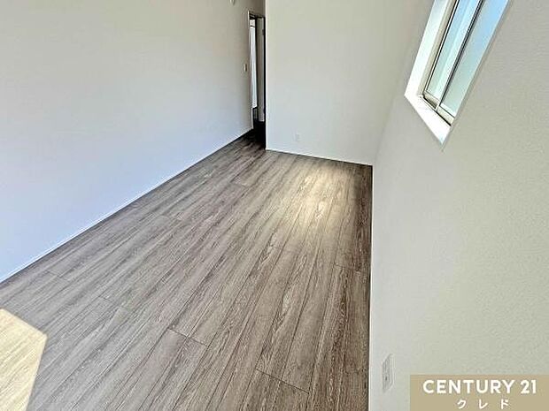 【洋室7.75帖】WICを備えた7.75帖の洋室。収納スペースをしっかり確保できるため、夫婦の主寝室にもおすすめです。家具を置いても動線にゆとりがあり、快適に過ごせます。