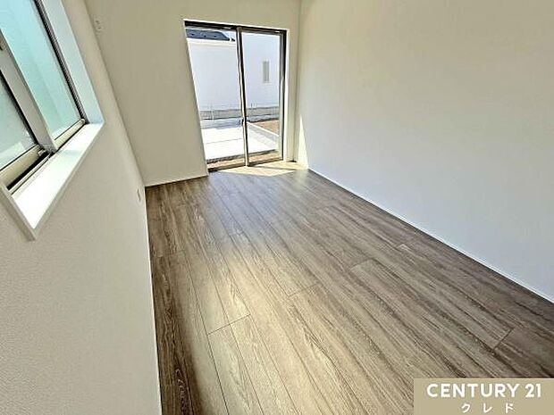 【洋室7.75帖】ゆとりある7.75帖の洋室は、ダブルベッドを置いても余裕のある広さ。2面採光で陽当たり風通し良好。掃き出し窓からは外へ出られ、開放感たっぷり。