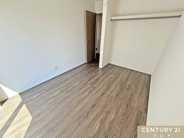 【洋室5.25帖】お子様のお部屋にぴったりな5.25帖の洋室。扉のないオープンクローゼットは、お片付けの習慣づけにも役立ちます。