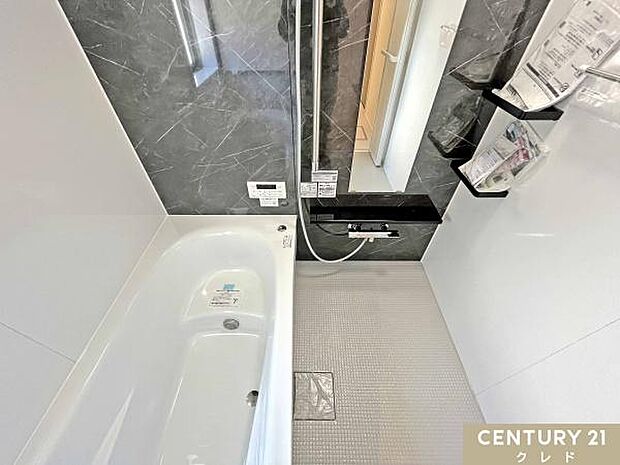 節水もできるベンチタイプの浴槽を採用。お子様とのお風呂の時も安心。ゆったりと半身浴を楽しんだりと、好みの入浴方法を満喫できます。