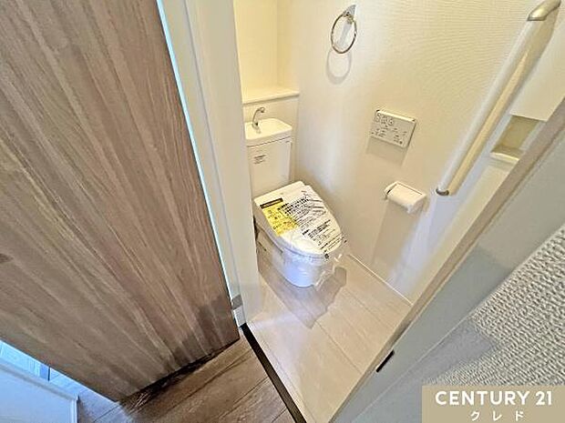 快適性と衛生面を兼ね備えたウォシュレット機能付きトイレ。窓付きで明るく、換気もしやすい空間で、日常的に清潔を保てます。