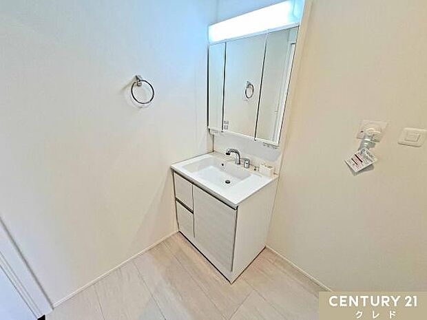 収納豊富な三面鏡化粧台。三面鏡裏や足元の引き出しなど収納スペースが充実しており、小物類もすっきり片付きます。