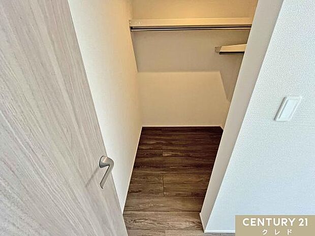 シーズン物のアウターから小物類まで、衣類もたっぷり収納できる、洋服好きにも嬉しい大容量WIC。毎日のお洋服選びも楽しみになりそうです。