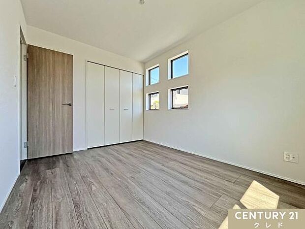 【洋室6帖】壁面に並んだ4つの小窓がお洒落な6帖の洋室。2面採光で明るい光をたっぷり取り込みます。頼もしいクローゼット付きで収納力も！