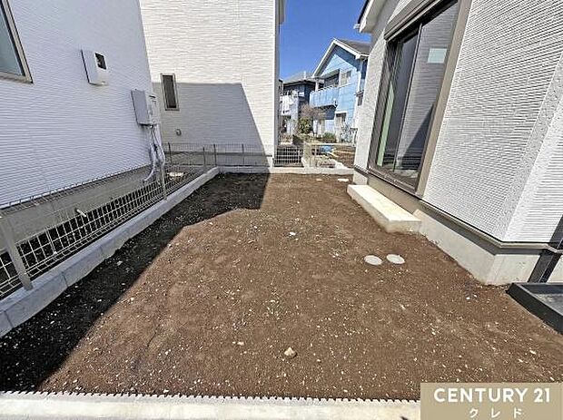 植物を育てたり、季節の花を植えたり、日々の暮らしに彩りを添えるお庭付き。ご家族のくつろぎのひとときを支える、心地よいスペースです。外水栓も設置されているので、水やり・お掃除にも便利です。