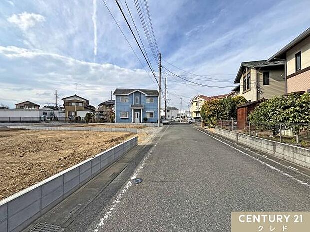 通勤やお子様の送り迎え、お買い物など、ご夫婦でお車をお持ちの方も安心な駐車場並列2台！前面道路は6ｍ公道でお車の出し入れもスムーズに行えます。