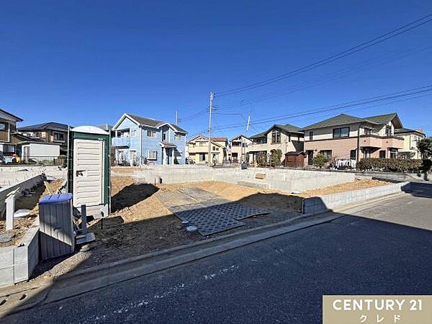 現在は基礎工事中です。床全面と立ち上がりを鉄筋コンクリートで施工することで、安心して暮らせる地震に強い基礎を造ります。