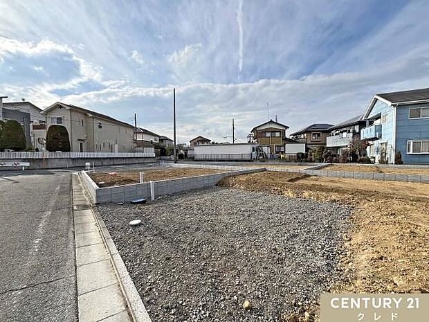 敷地46〜65坪のゆとりに満ちた全5棟の新邸。商業施設も近隣に揃い、暮らしやすさが魅力の “坂戸市にっさい花みず木エリア” に誕生します!
