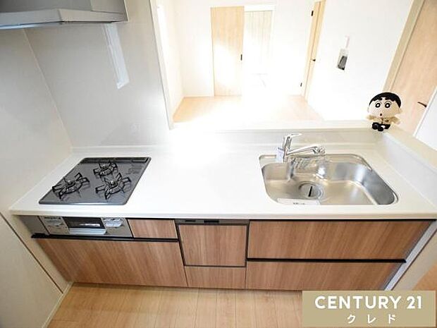 家族の会話が弾む対面式キッチン。後片付けをサポートする食洗機や、同時調理に便利な3口ガスコンロを完備。機能性とデザイン性を兼ね備え、毎日の料理時間をより豊かに彩ります。