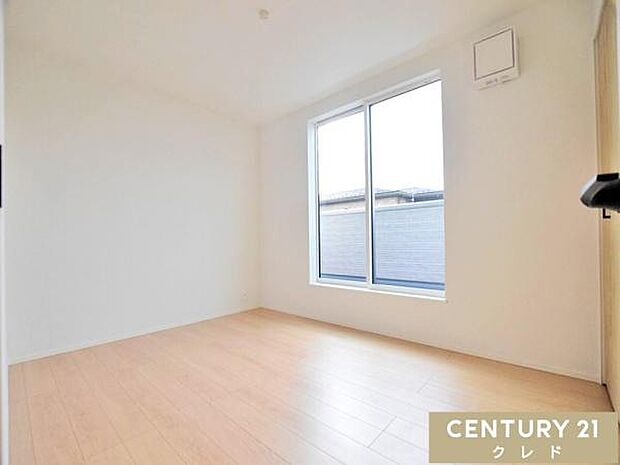 【洋室6帖】明るい陽射しが差し込む6帖の洋室は、子供部屋にぴったりの空間です。学習机やベッドを配置しても十分な広さがあり、お子様の成長に合わせてレイアウトを楽しめます。