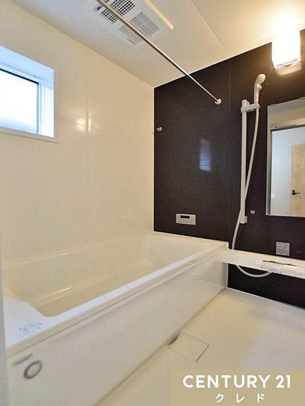 お子様と一緒に入浴できるゆとりの1坪タイプ。1日の疲れを癒してくれるバスタイムを有意義に…。大人の方もゆったりと入浴できます。