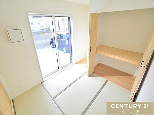 【和室5帖】リビングに隣接した和室は、家事をしながらお子様を見守れる安心の設計。遊び場やお昼寝スペースとしてはもちろん、洗濯物を畳む家事スペースとしても重宝します。