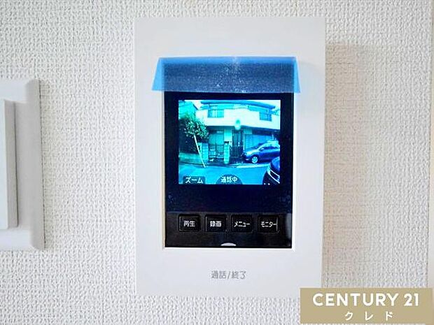 【TVモニター付きインターフォン】 来訪者の姿を室内のモニターで確認できる安心の設備。 セールスなどの対応を控えたいときや、お子様のお留守番時にも心強い機能です。