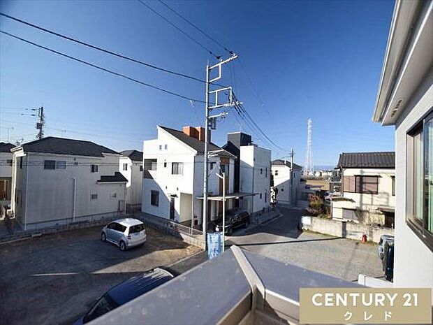 バルコニーからの眺望です。晴れた日には青空が広がり、心地よい風に包まれながら、ゆったりとした時間をお過ごしいただけます。