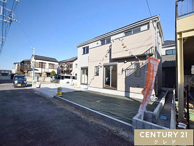 植物を育てたり、季節の花を植えたり、日々の暮らしに彩りを添えるお庭付き。ご家族のくつろぎのひとときを支える、心地よいスペースです。