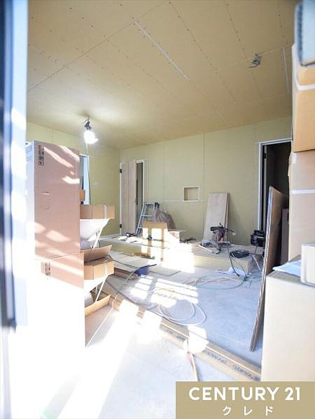 現在、外壁工事と室内工事を進めており、着々と完成に向かっています。建築途中でもご見学いただけますので、お気軽にお問い合わせくださいませ。