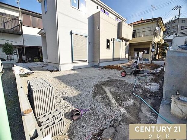 並列2台可能なカースペース付き。通勤やお子様の送り迎え、毎日のお買い物などお車をお持ちの方も安心です。