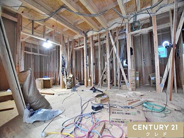 柱や梁などのお家の主要な部分が組まれ、段々とお家の形が出来上がってきました！