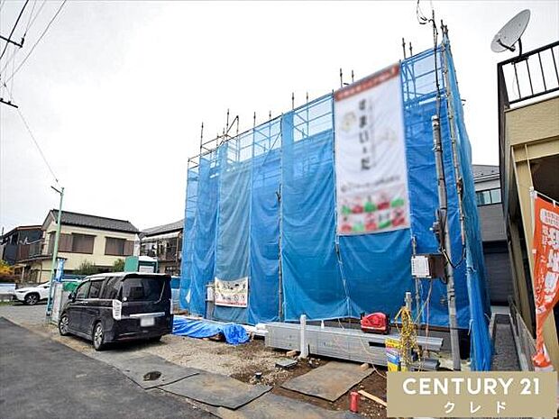 並列2台可能なカースペース付き。通勤やお子様の送り迎え、毎日のお買い物などお車をお持ちの方も安心です。