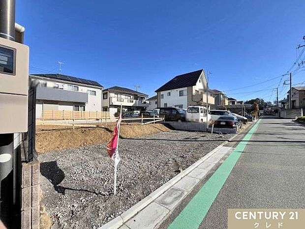 建物の正確な位置や高さを決める、家づくりの基準となる非常に大切な作業を行っています。これから基礎工事へと進んでいきます。