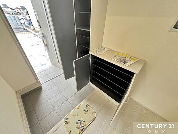 玄関にある収納は、家族分の靴もスッキリ収納。足元のおしゃれを楽しみたい人にもおすすめの大容量タイプ。生活動線にゆとりを生み出します。