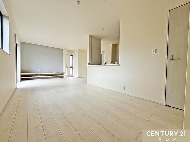 【LDK19.25帖】障害物のない広いフロアは、お子様が室内を走り回れるほどの広い動線を確保できます。カウンターキッチンにより、お子様の様子を常に確認できます。