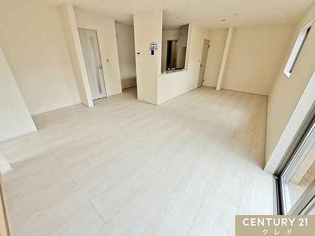 【LDK19.25帖】明るくシンプルな内装は、ライフスタイルの変化に合わせてインテリアを自由にアレンジできます。壁紙・家具の色を問わず合わせやすく、長期住居として飽きが来ません。